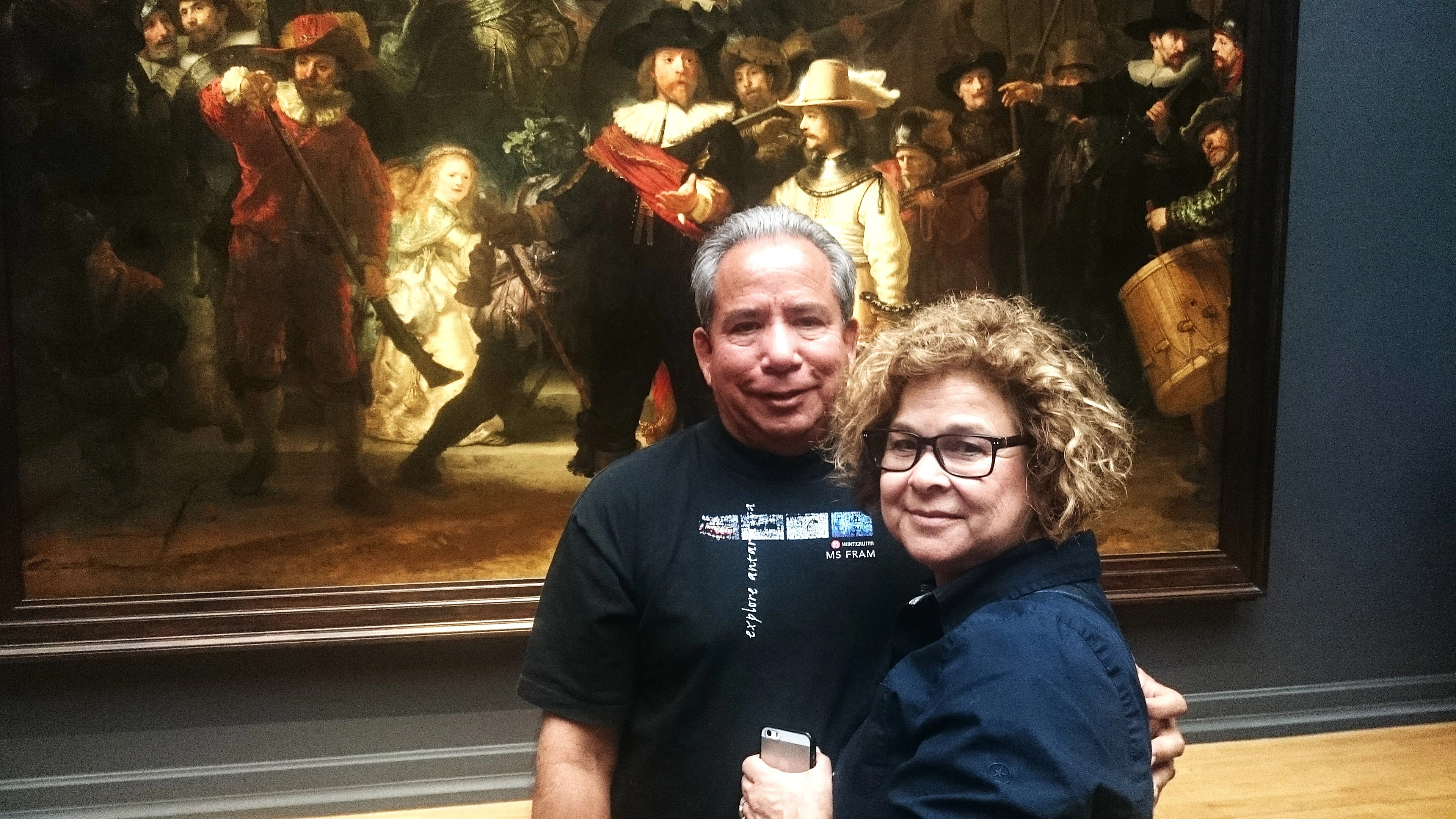 Two guests in front of The Night Watch at the Rijksmuseum